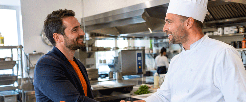 Poignée-de-main-en-cuisine-professionnelle