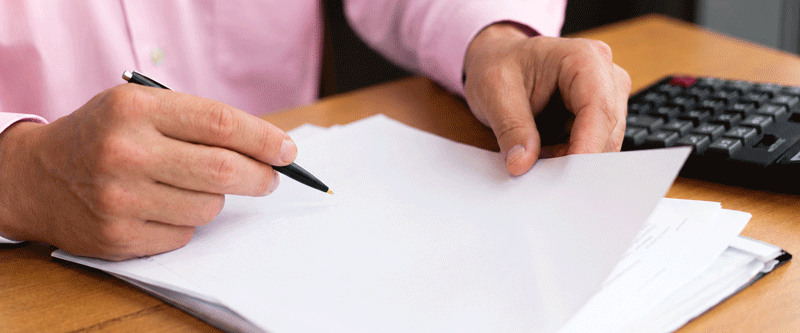 Signature-de-documents-au-bureau